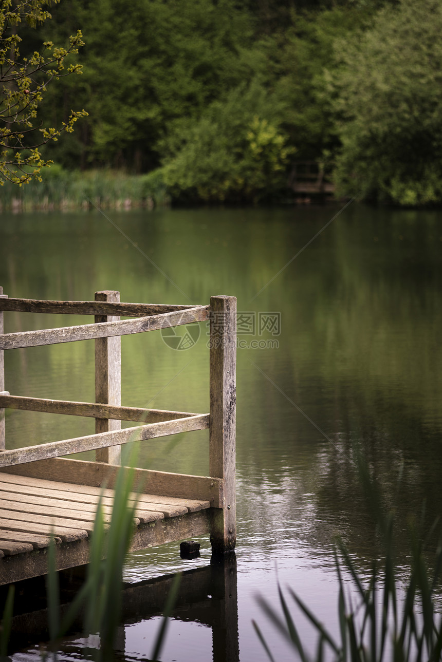 英国乡村平夏湖野外景观形象的浅深图片