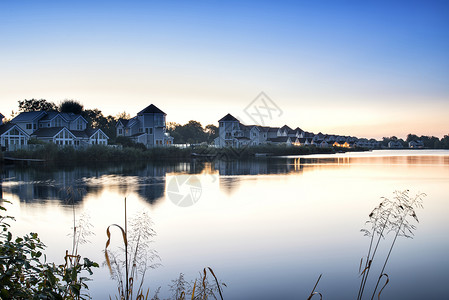 美丽的日出景观形象,晴朗的天空平静的湖上图片