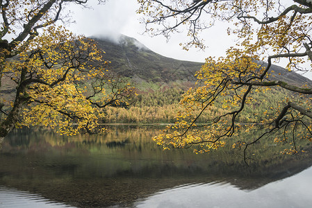 英格兰湖区巴特米尔湖美丽的秋季景观形象高清图片