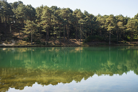 美丽的景观形象,旧粘土坑采石场湖与寻常的彩色绿色水背景图片