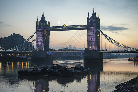 伦敦塔桥泰晤士河上惊人的秋日日出图片