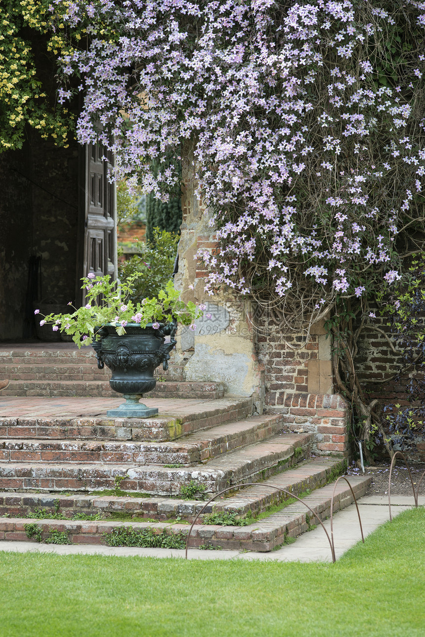 英国乡村加伦景观形象,挂花复古台阶,种植骨灰盒图片