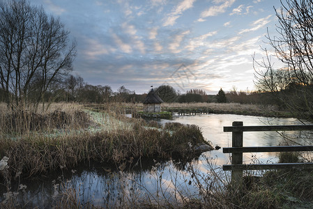 美丽的风景冬天的早晨,鳗鱼陷阱流动的河流英国农村图片