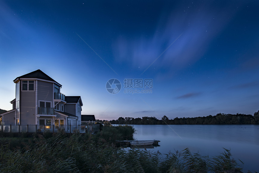 美丽的夜空天体摄影景观图像的星星静止的湖上图片
