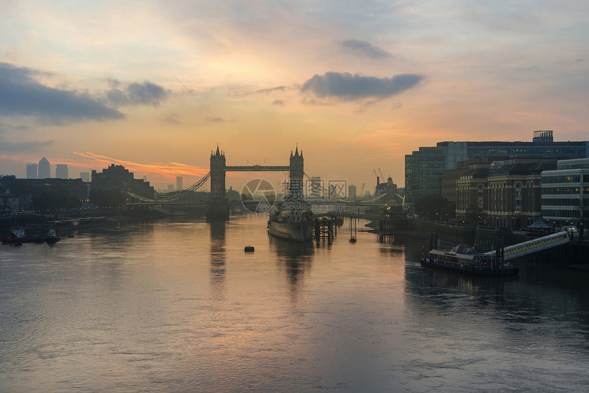 伦敦塔桥泰晤士河上惊人的秋日日出图片