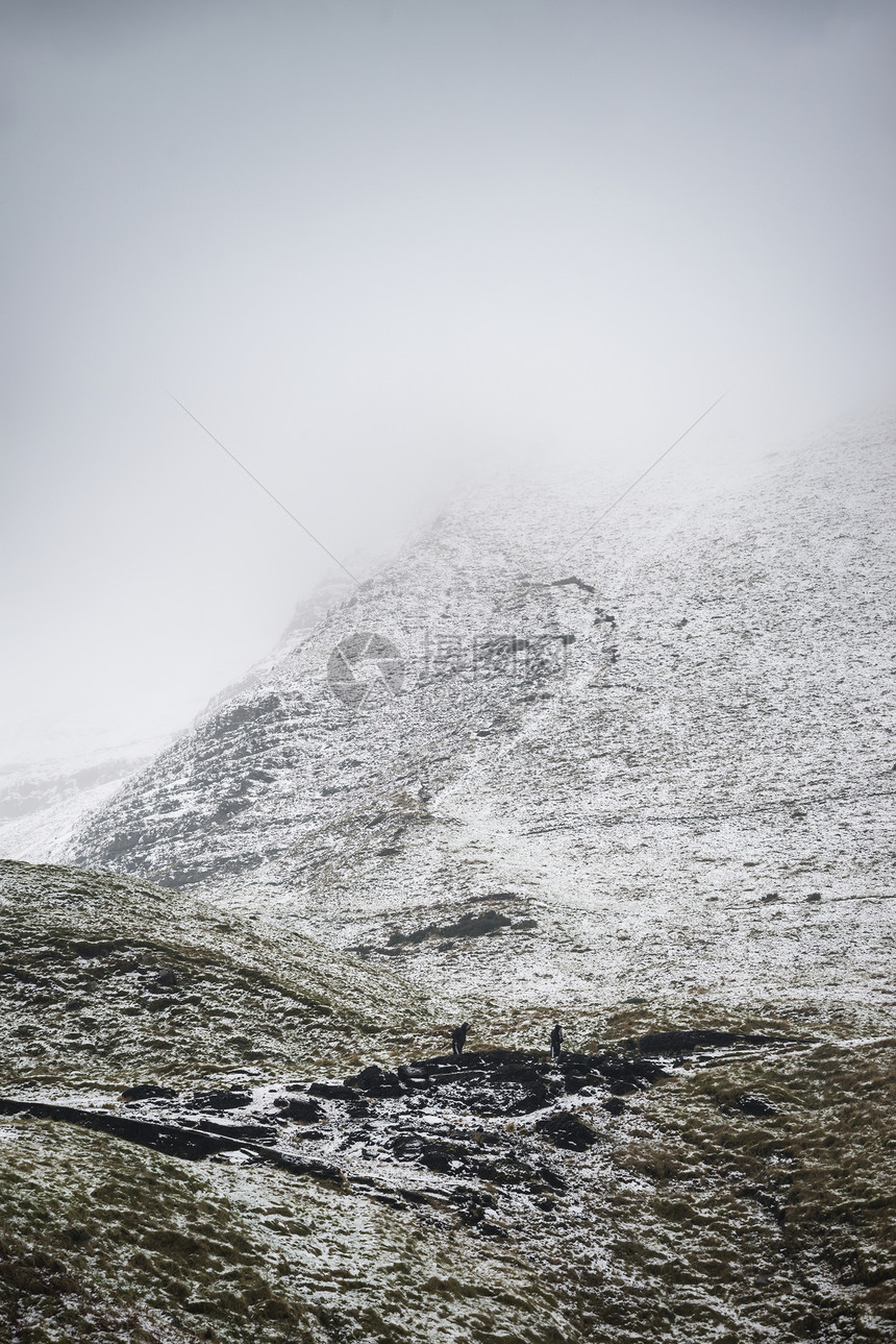 令人惊叹的冬季景观形象周围的mamtor农村英国的高峰地区与徒步旅行者图片