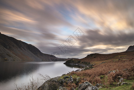 诈骗犯令人惊叹的景观形象周围的山湖泊区,英格兰秋天的水背景