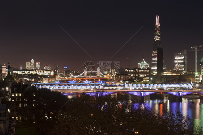 英格兰,伦敦,碎片伦敦的夜间天际线塔桥上隐约可见伦敦天际线的景观形象夜间沿着泰晤士河看图片