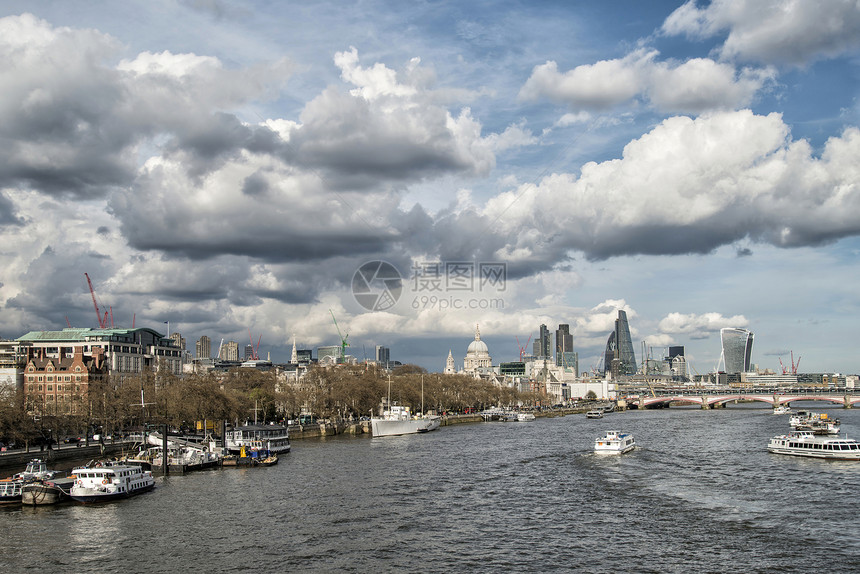 英国滑铁卢大桥沿泰晤士河向伦敦金融区的景观图像视图图片