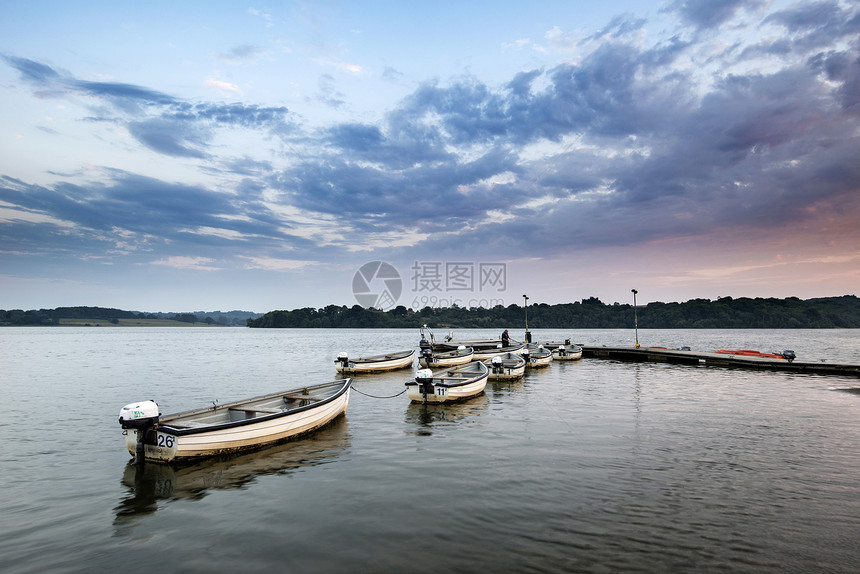 英国夏季日落景观形象平静的湖上与休闲船码头图片