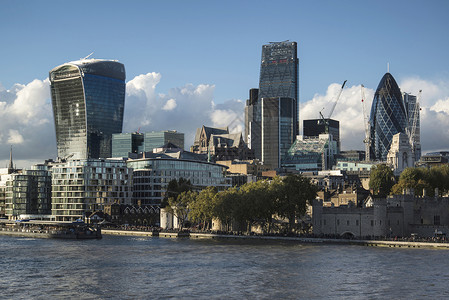 地点伦敦城市的景观夏日与充满活力的蓝天图片