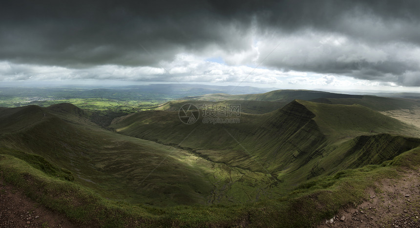 风景笔y扇峰的景观视图Brecon信标与黑暗戏剧的暴风雨天空图片