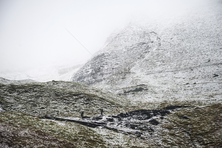 令人惊叹的冬季景观形象周围的mamtor农村英国的高峰地区与徒步旅行者图片