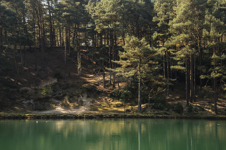 美丽的景观形象,旧粘土坑采石场湖与寻常的彩色绿色水图片