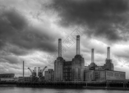 英格兰,伦敦,巴特西暴风雨的天空下,batersea发电站黑暗的暴风雨天空下,黑白的batersea发电站当地的启示者背景图片