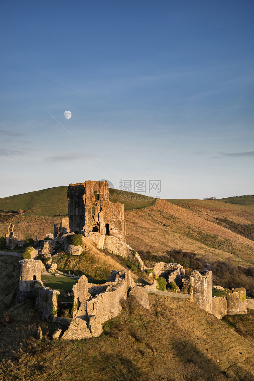 英国美丽的秋天日落时的中世纪城堡遗址图片