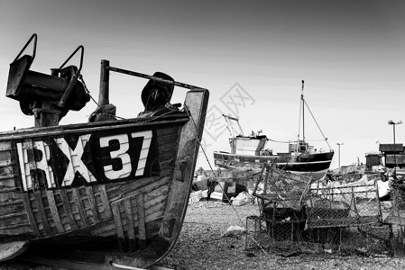 地点黎明时黑斯廷斯海滩景观上的渔船设备高清图片