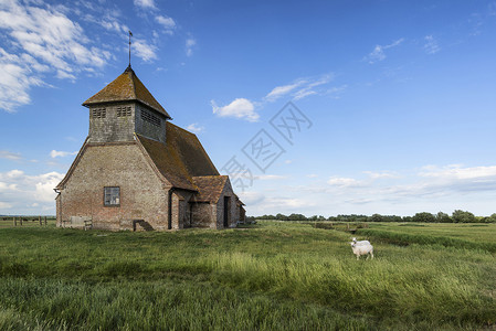 风景古老的13世纪荒废的教堂蓝天的景观高清图片