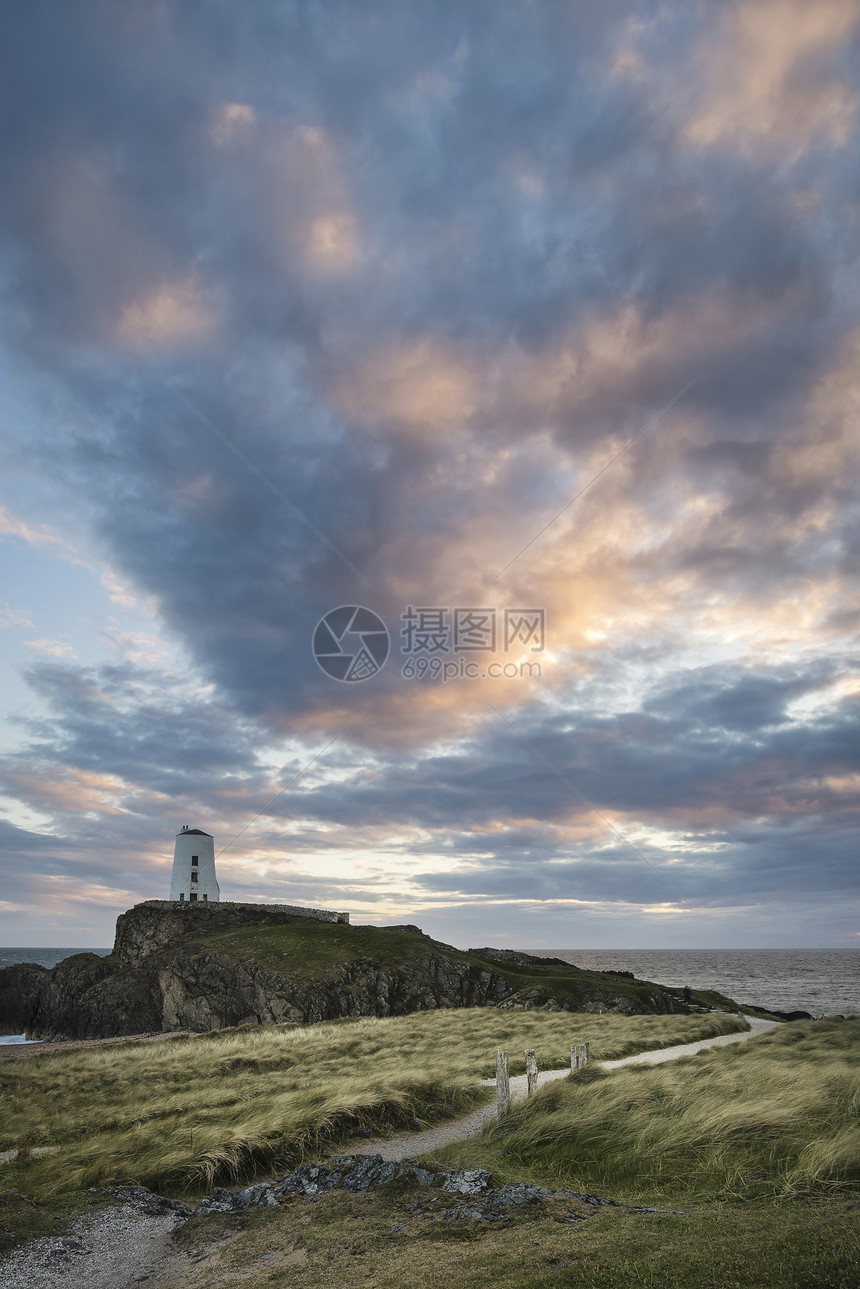 日落时安吉尔西YnysLlanddwyn岛上TWRMAWR灯塔的景观图像图片