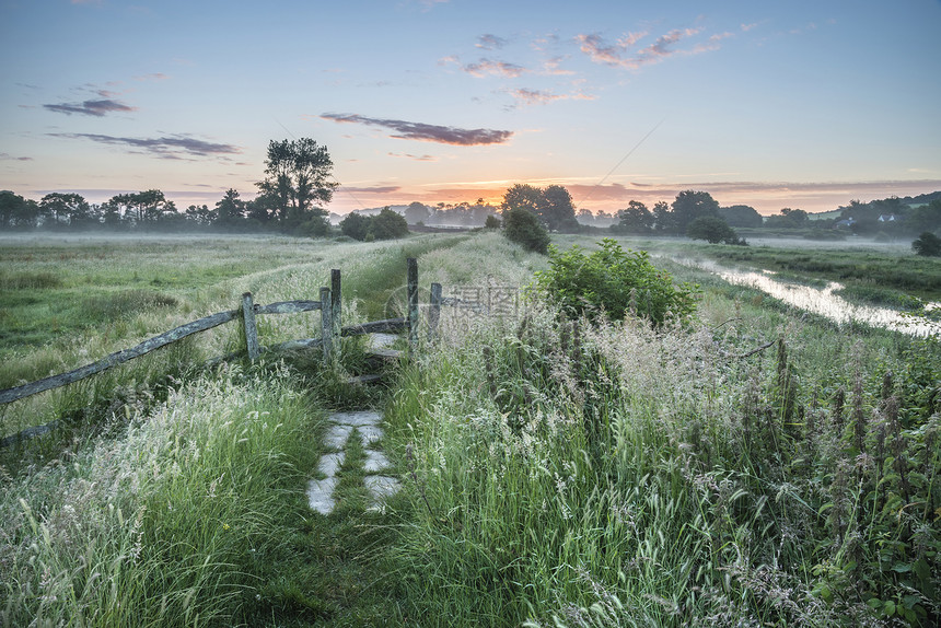 美丽而充满活力的夏季日出笼罩着英国乡村的风景令人惊叹的充满活力的夏季日出英国乡村景观上图片