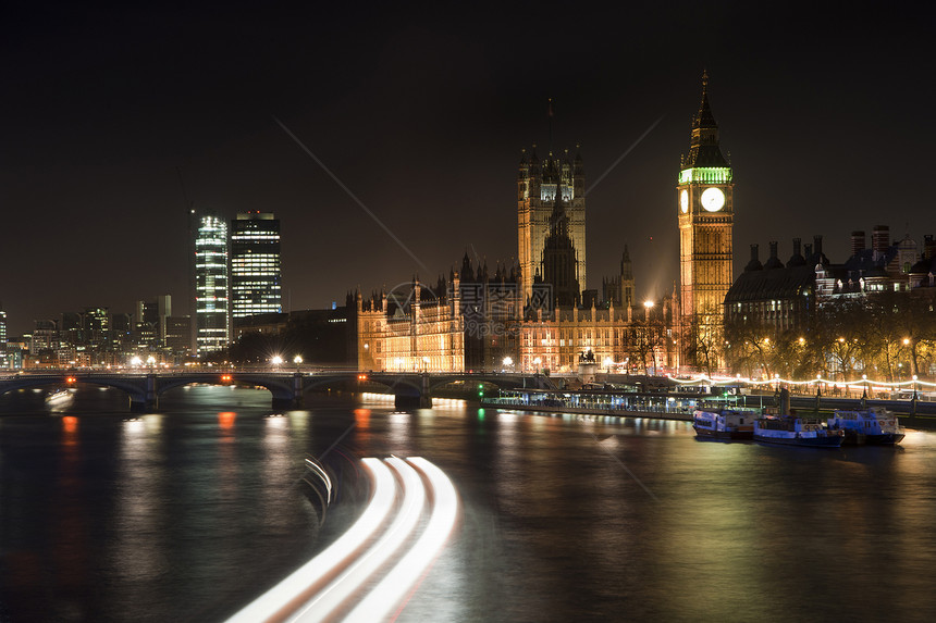 美丽的景观形象的伦敦天际线夜间观看英国,伦敦,伦敦晚上沿着泰晤士河向议会大厦大本钟眺望,船上淡淡的条纹夜间伦敦天图片