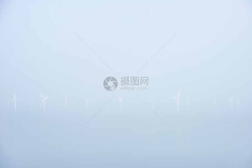 最低限度的景观形象的风力涡轮机海上低洼非常极简的景观形象的风力涡轮机海上躺低雾云图片