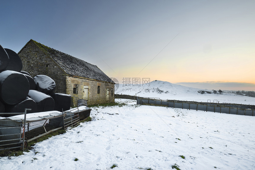 山顶日出时,美丽的雪覆盖了冬季的景观风景雪覆盖了英格兰高峰地区日出时的冬季景观图片