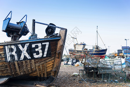 旧渔船设备黑斯廷斯海滩景观D地方黎明时黑斯廷斯海滩景观上的渔船设备图片