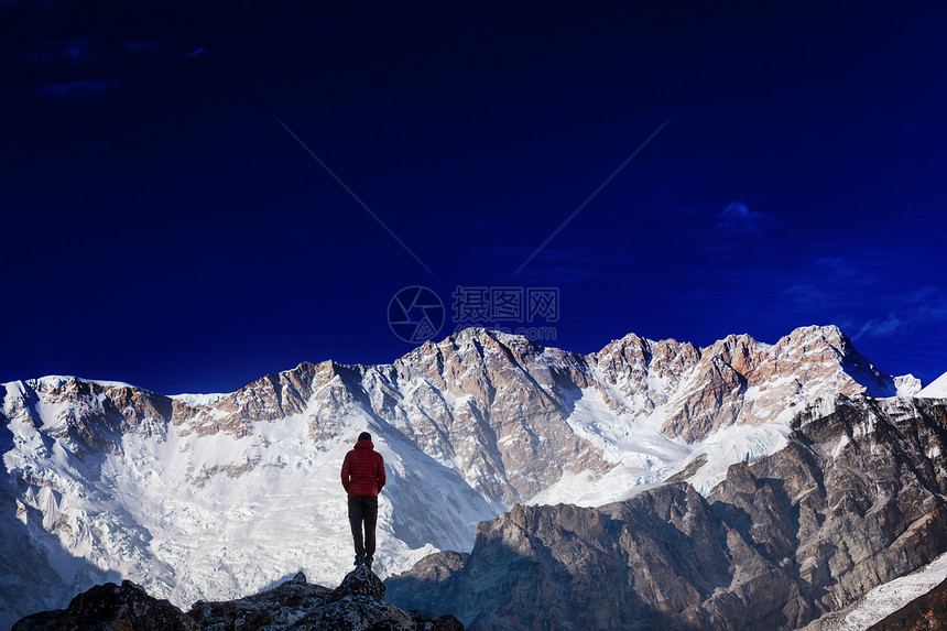 喜马拉雅山的徒步旅行者尼泊尔图片