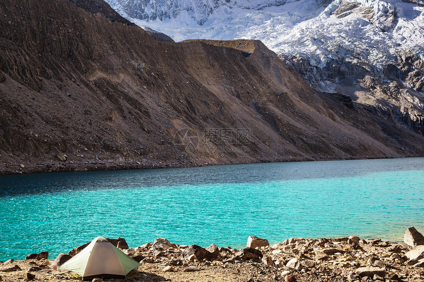 秘鲁科迪勒拉山的徒步旅行场景图片