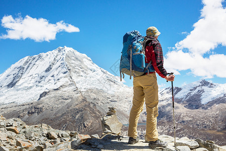 秘鲁科迪勒拉山的徒步旅行者高清图片