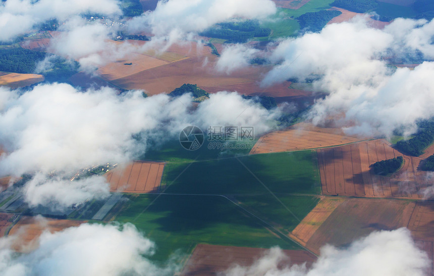 高空飞行的飞机的鸟瞰图看风景图片