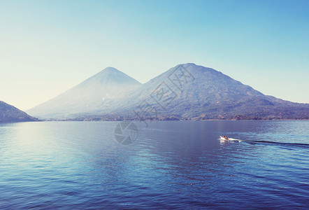洲危地马拉高地美丽的阿蒂特兰湖火山图片
