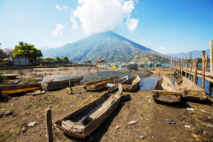 洲危地马拉高地美丽的阿蒂特兰湖火山图片