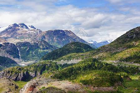 哥伦比亚风景夏季加大落基山脉风景如画的山景背景