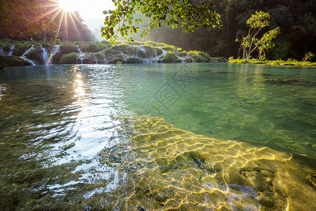 帕穆克美丽的天然游泳池SEMUCChampey,兰金,危地马拉,洲背景