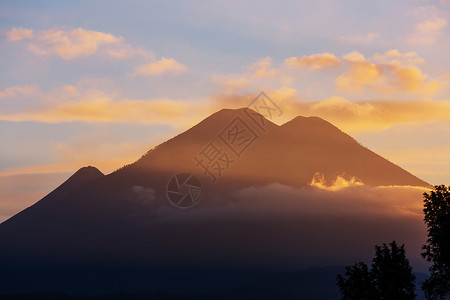 洲危地马拉美丽的火山景观高清图片