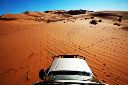 非洲摩洛哥撒哈拉沙漠4x4车辆驶出公路背景图片