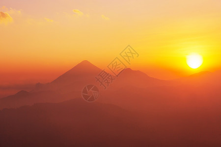 洲危地马拉美丽的火山景观高清图片