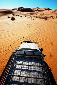 非洲摩洛哥撒哈拉沙漠4x4车辆驶出公路图片