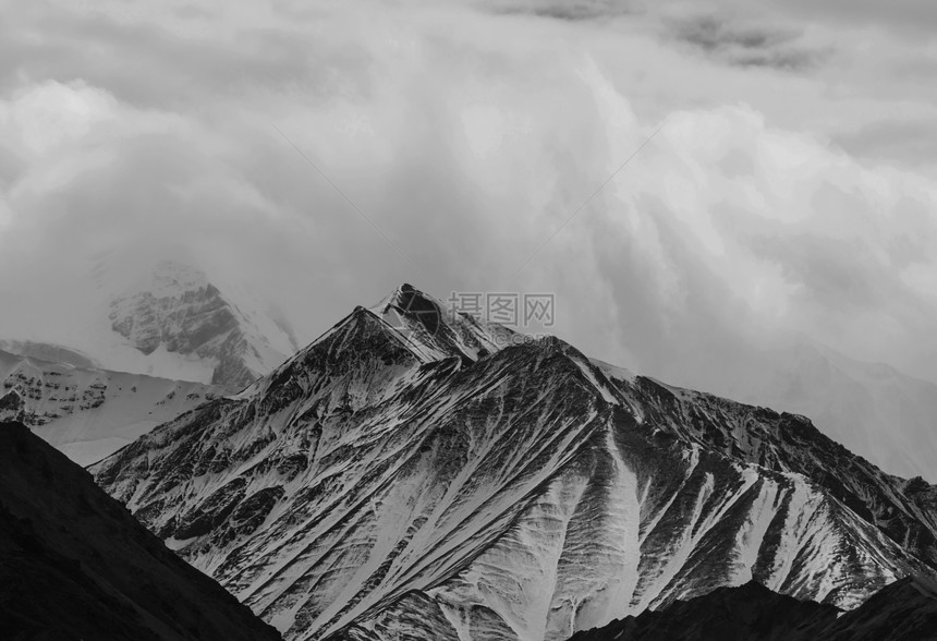 夏天阿拉斯加风景如画的山脉积雪覆盖的地块,冰川岩石峰图片