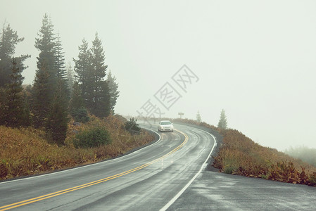 山上风景优美的道路图片