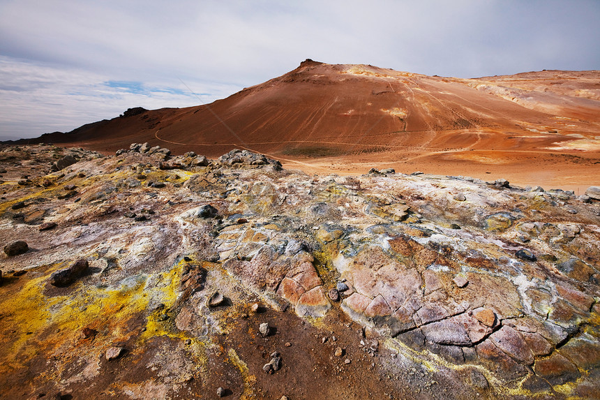 冰岛地热景观中沸腾的泥浆池图片