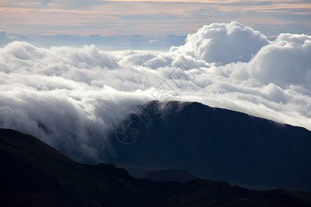 多云的山背景图片