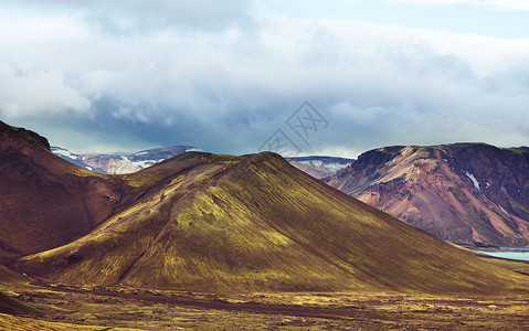 美丽的冰岛景观多云天气下的绿色火山山脉图片