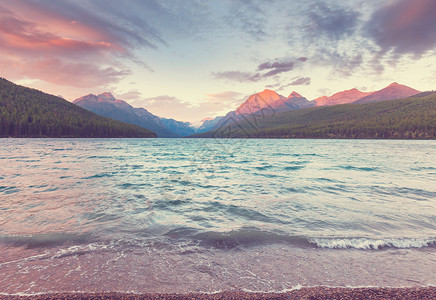 美丽的鲍曼湖与壮观的山脉冰川公园,蒙大,美国Instagram过滤器图片