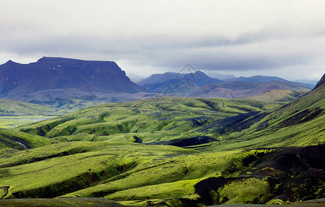 美丽的冰岛景观多云天气下的绿色火山山脉高清图片