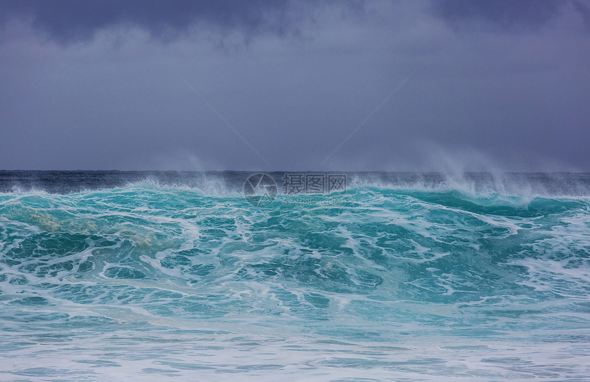 波浪海滩上的蓝色波浪模糊背景阳光斑点平的自然背景图片