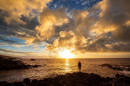 日出时夏威夷海滩神奇的夏威夷海滩美妙的日落背景图片
