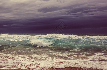 波浪海滩上的蓝色波浪模糊背景阳光斑点平的自然背景图片